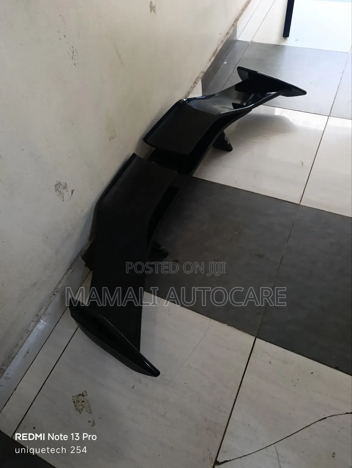 Sporty Universal Rear Spoiler (Black )