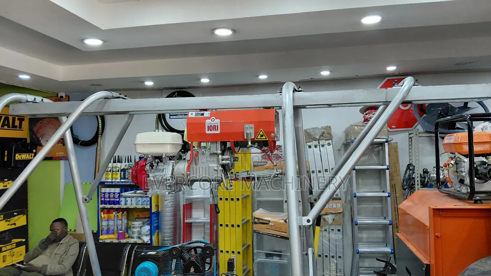 Iori Italian 1000kg Honda Concrete Hoist Machine.