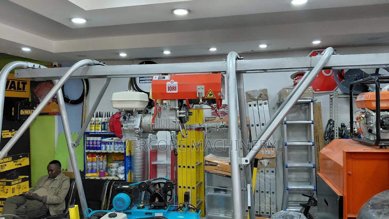 Iori Italian 1000kg Honda Concrete Hoist Machine.