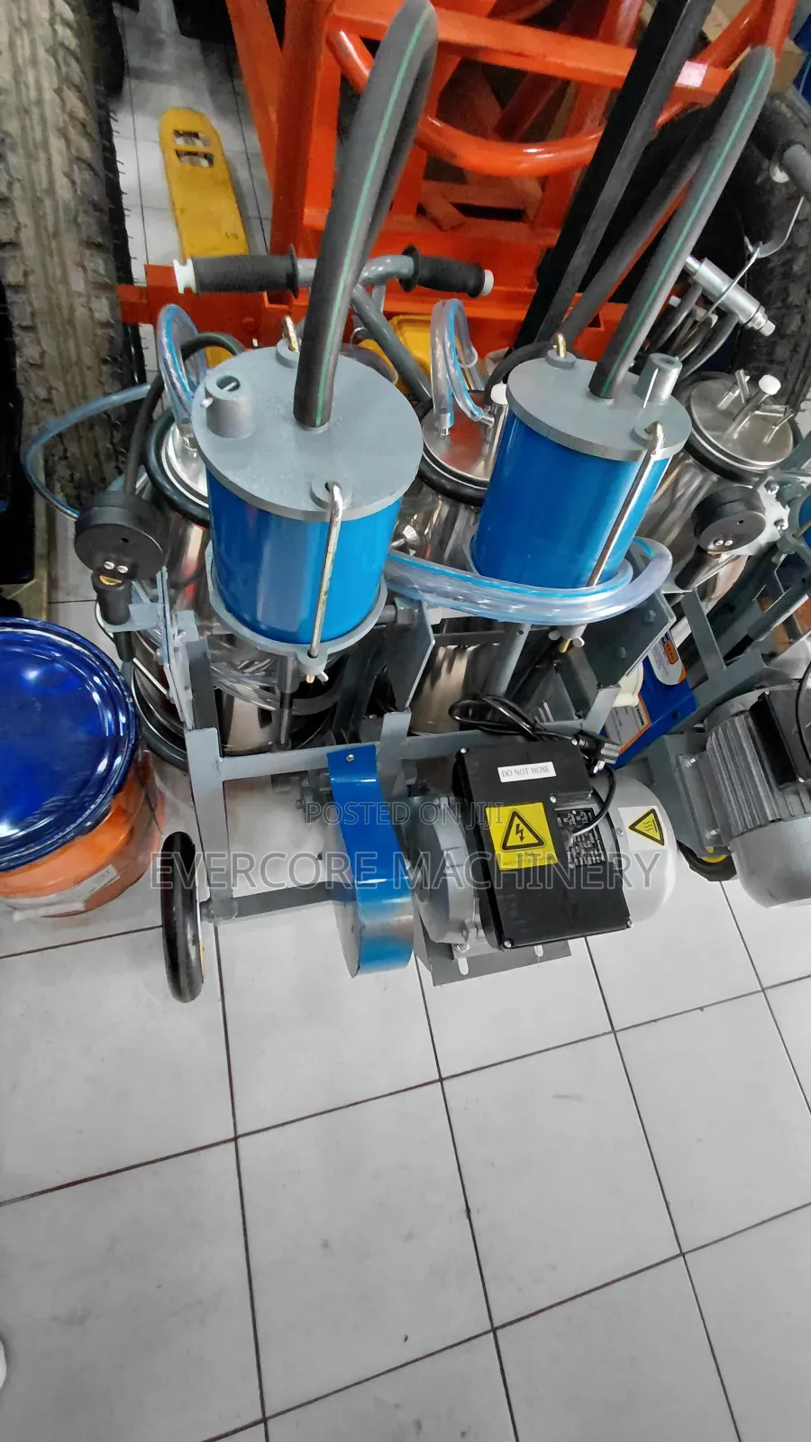 Double Cow Milking Machine With 2 Stainless Steel Buckets.