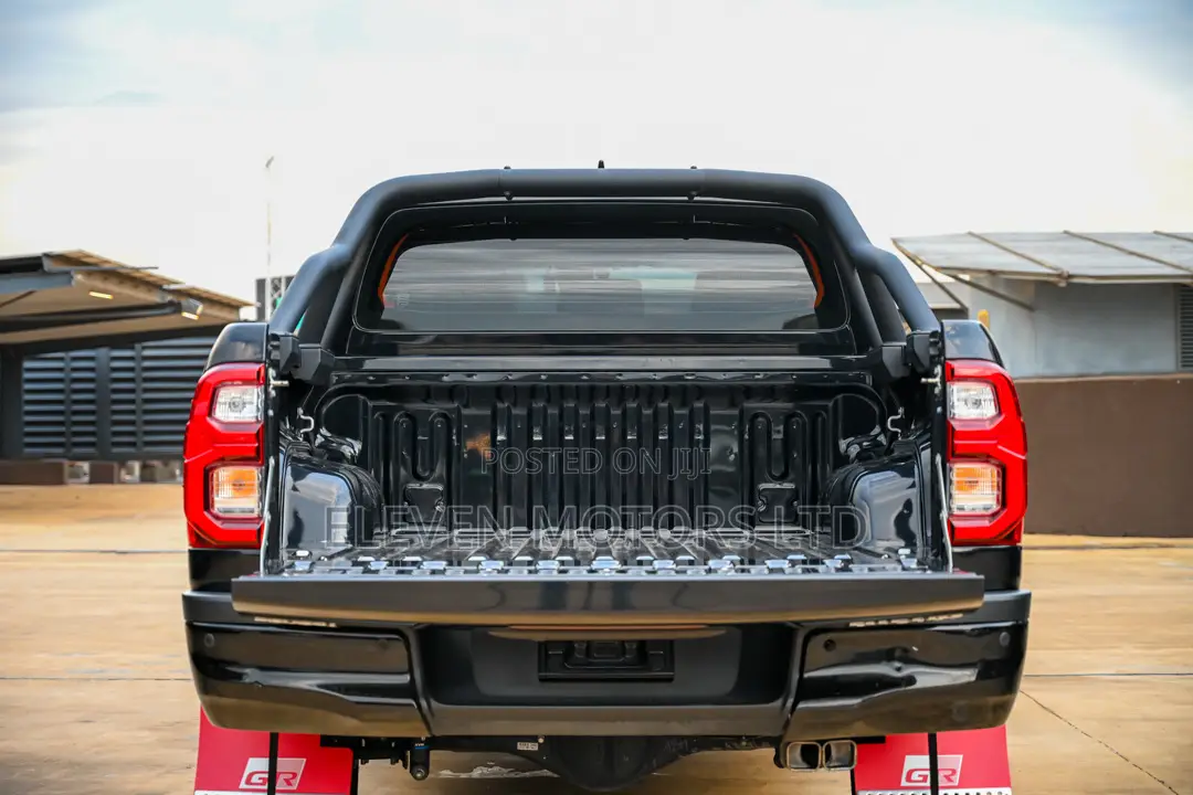 Toyota Hilux 2022 Black