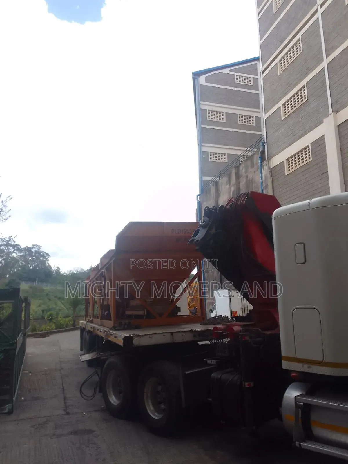 Transit Trailers With Cranes Are Available for Logistics Services