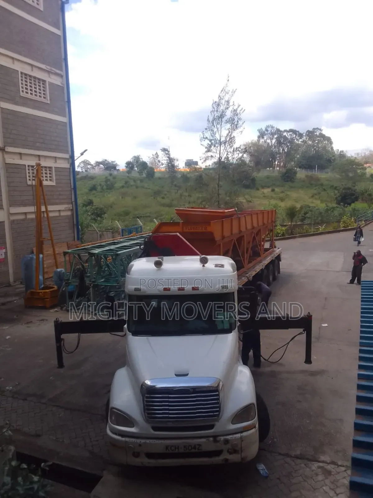 Transit Trailers With Cranes Are Available for Errands and Logistics