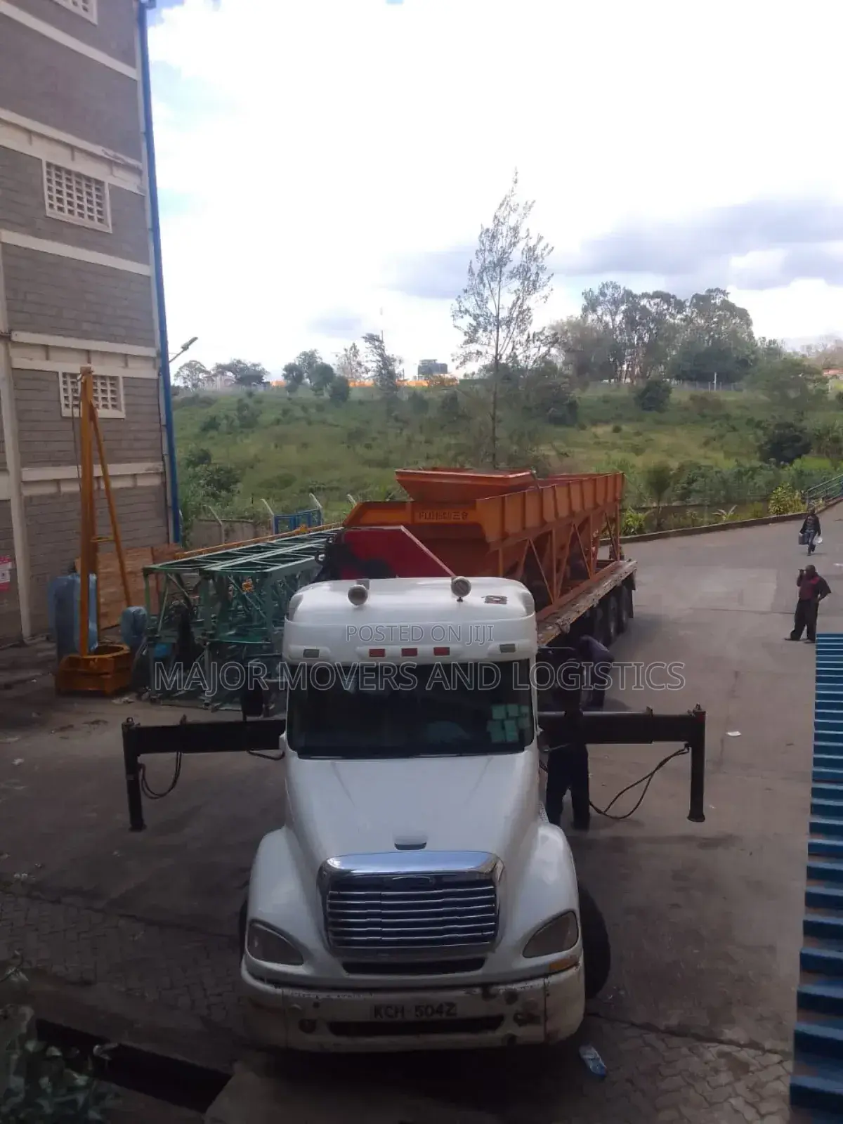 Transit Trailers With Cranes Are Available for Errands and Logistics