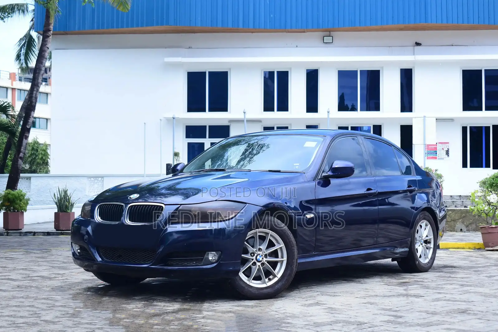 BMW 320i Sedan RWD 2010 Blue
