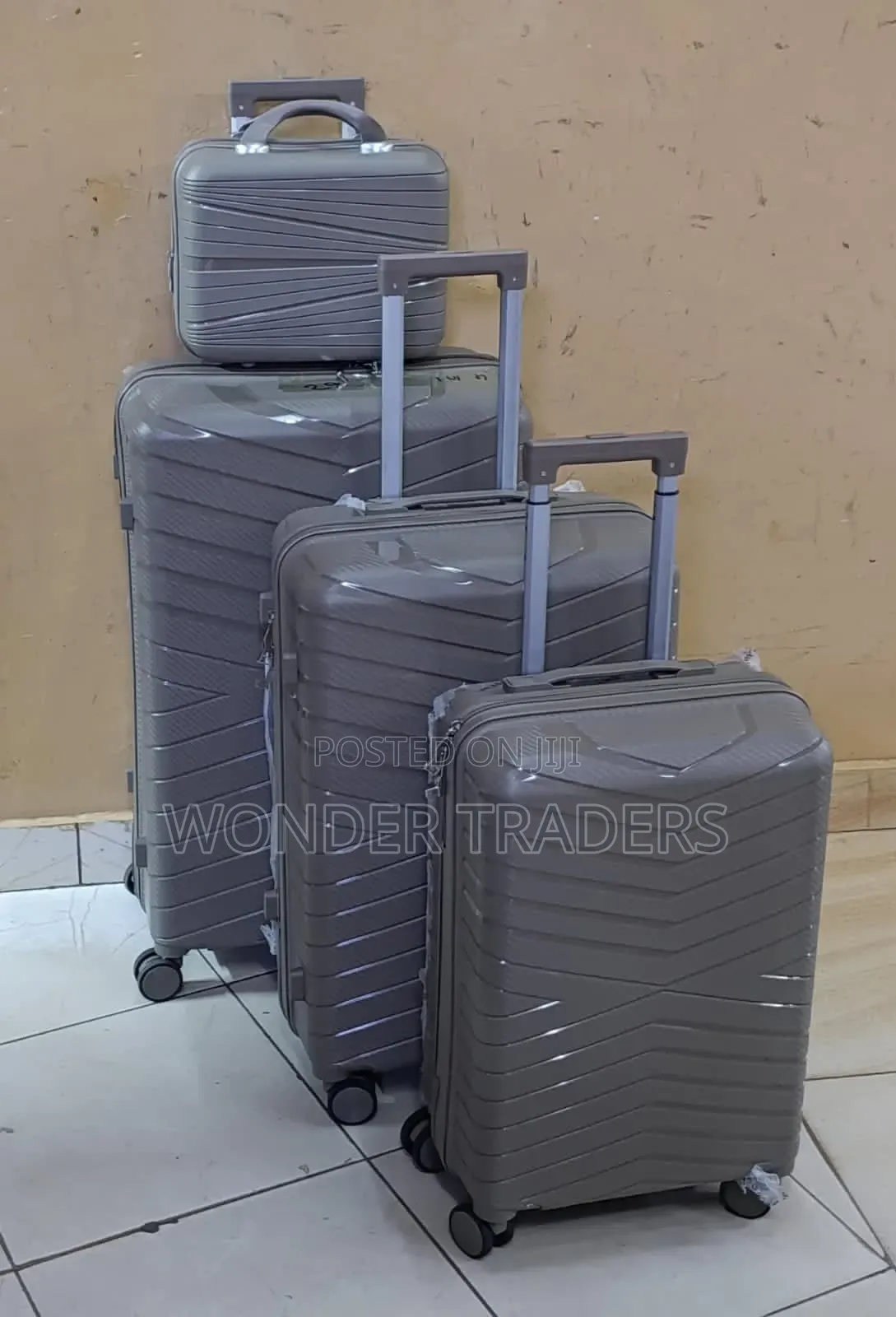 *4 in 1 Luxurious Unbreakable Suitcase- 4 1n 1 Suitcase