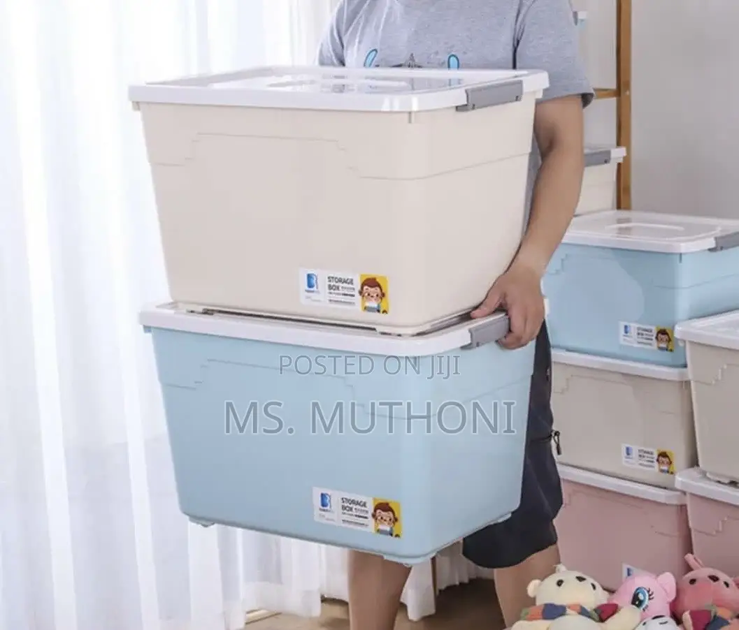 Plastic Storage Box With a White Lid, Featuring Wheels for Portability