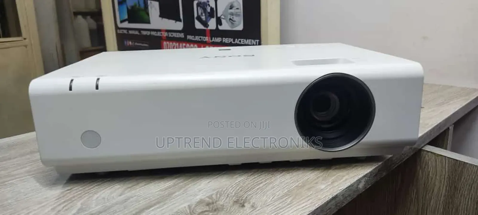 Sony VPL-Dx102 – Professional Projection at a Budget!