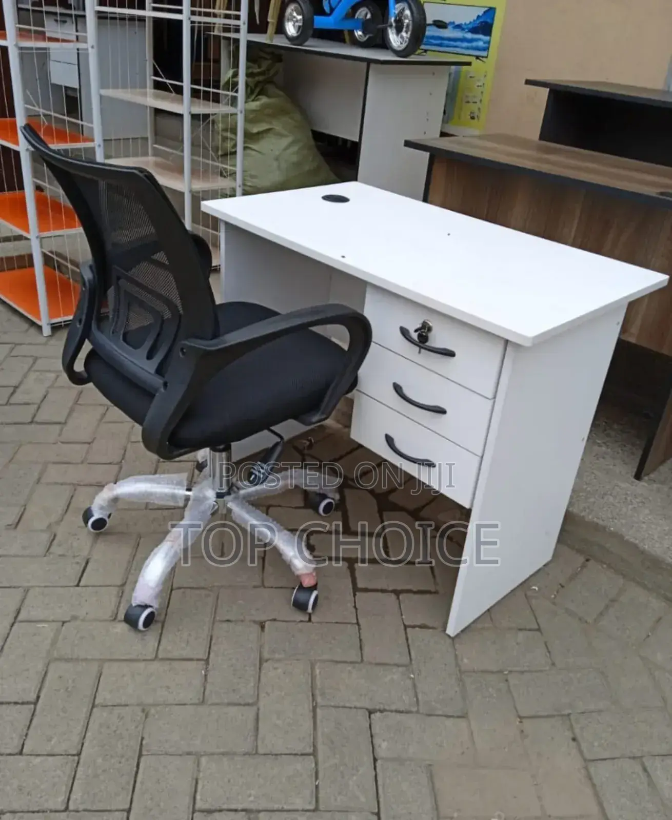 1m White Office Desk/Mesh Chairs