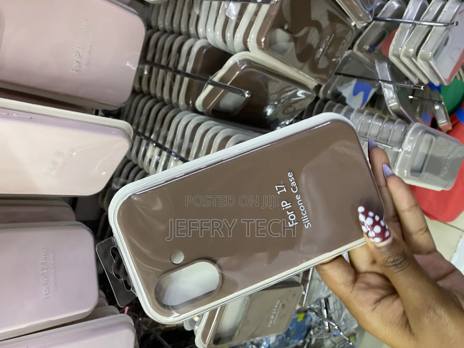 Qaeser iPhone 17 Liquid Silicone Case With Microfiober Lining