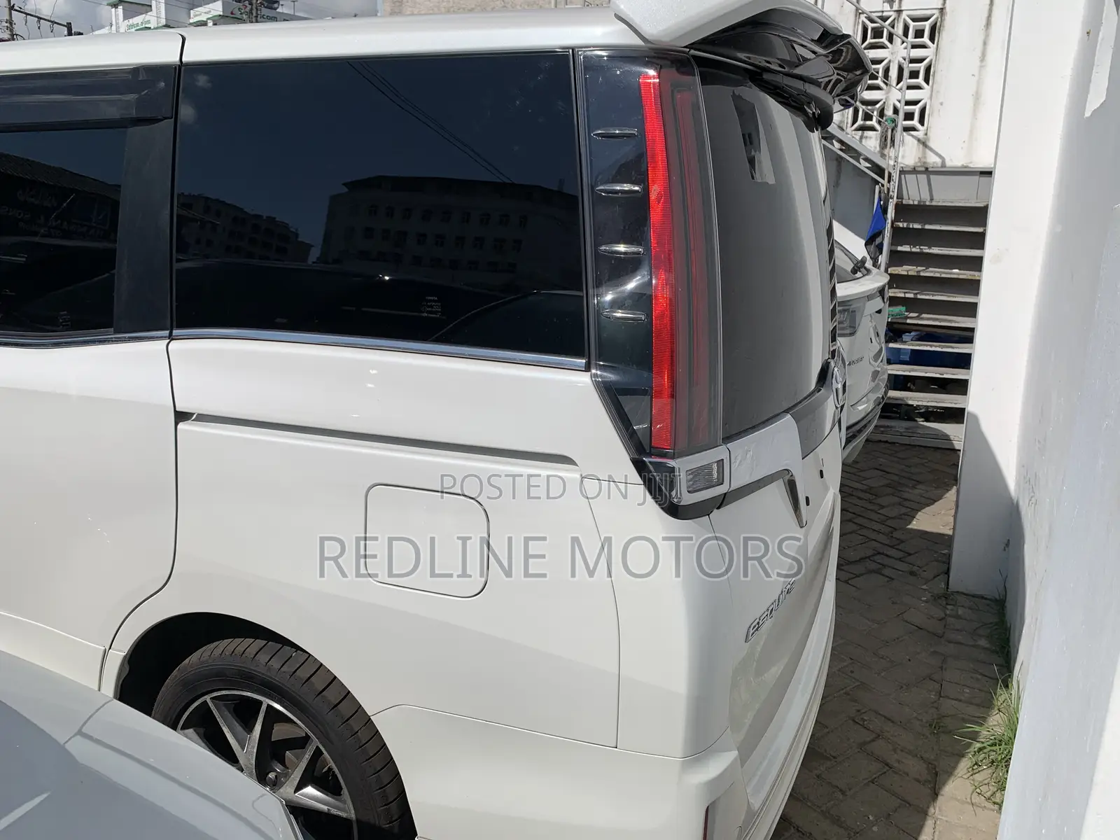 Toyota Esquire 1.8 FWD Hybrid (7 seater) 2018 White