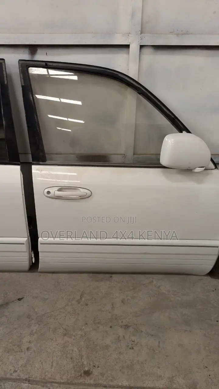 Toyota Land Cruiser 100 - 4 Doors Clean and in Mint Condition
