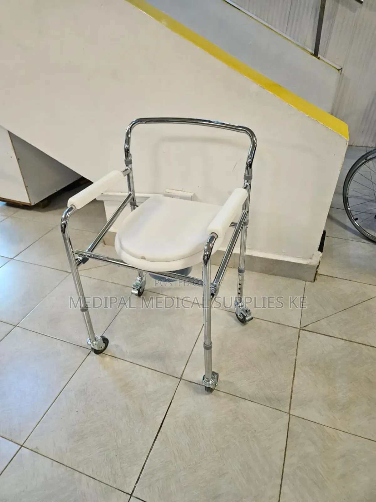 Commode With Castors