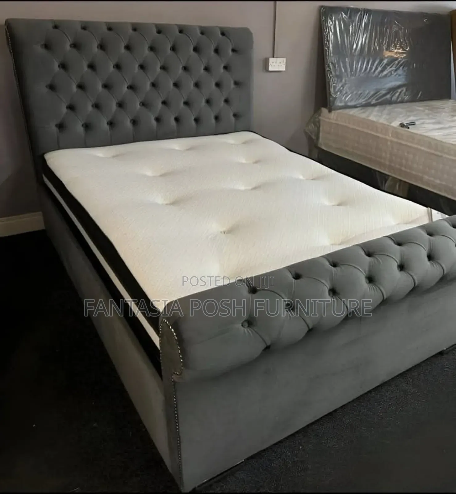 5x6 Grey Buttoned Chester Bed