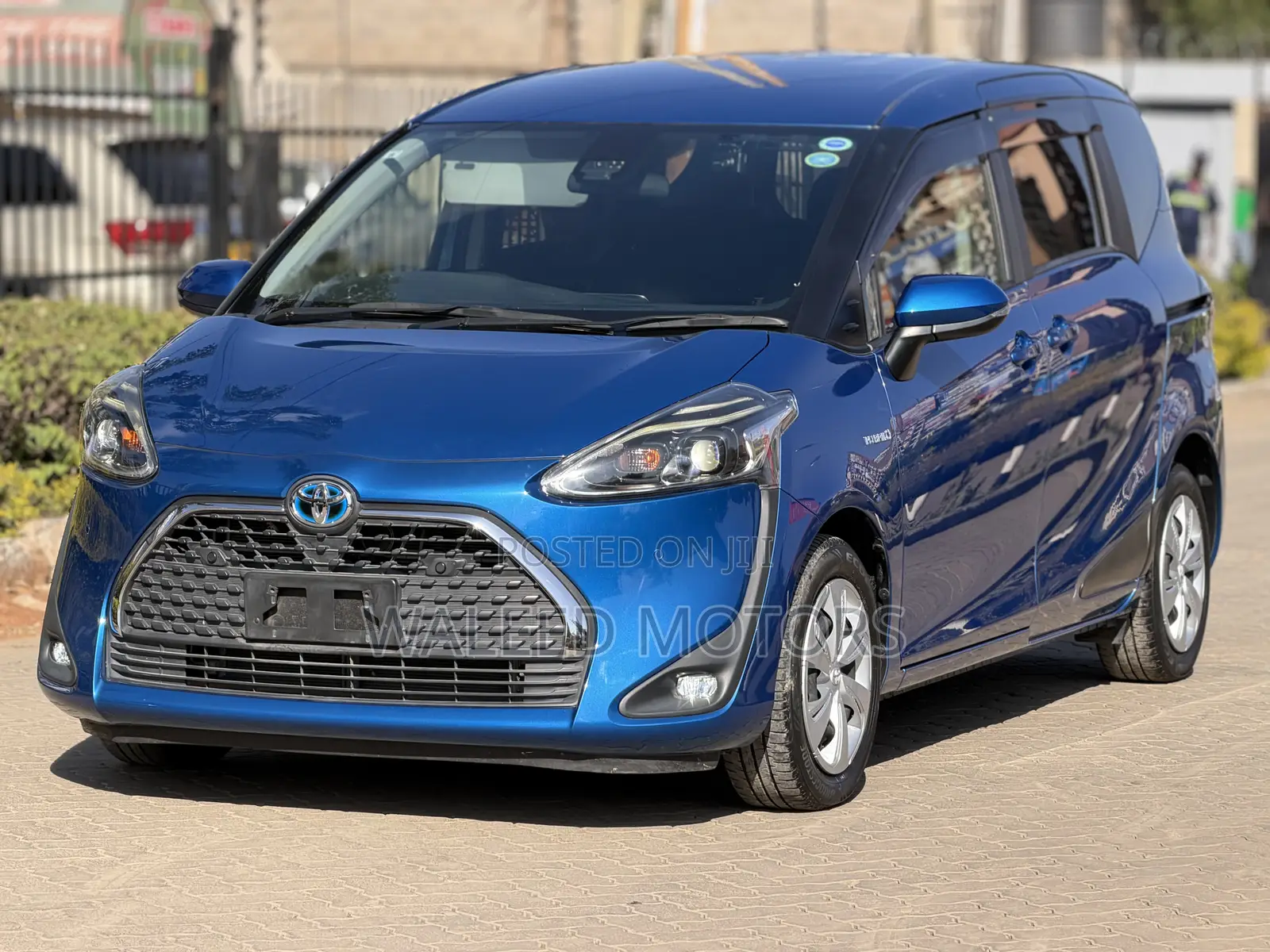 Toyota Sienta 1.5 Hybrid FWD 2019 Blue