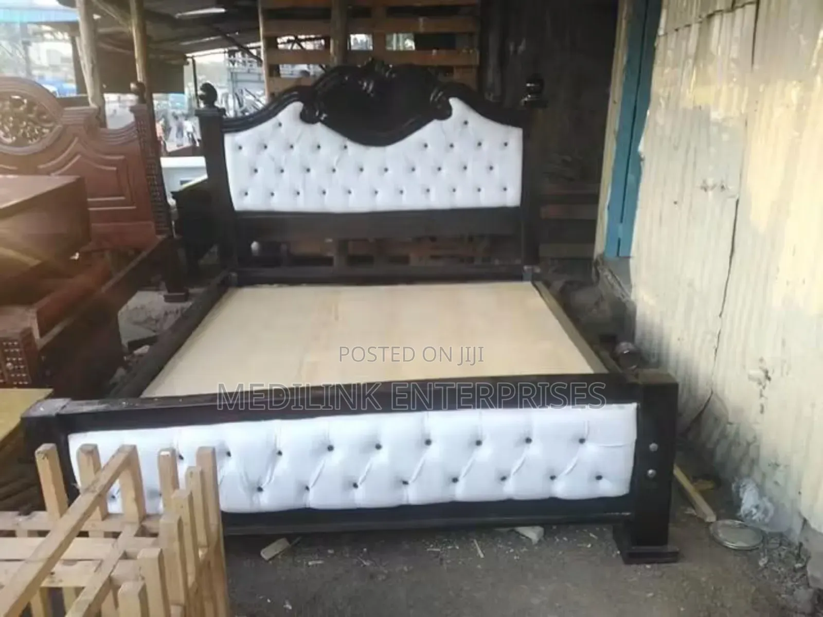 Wooden Upholstered 6*6 Mahogany Leather Mix Bed