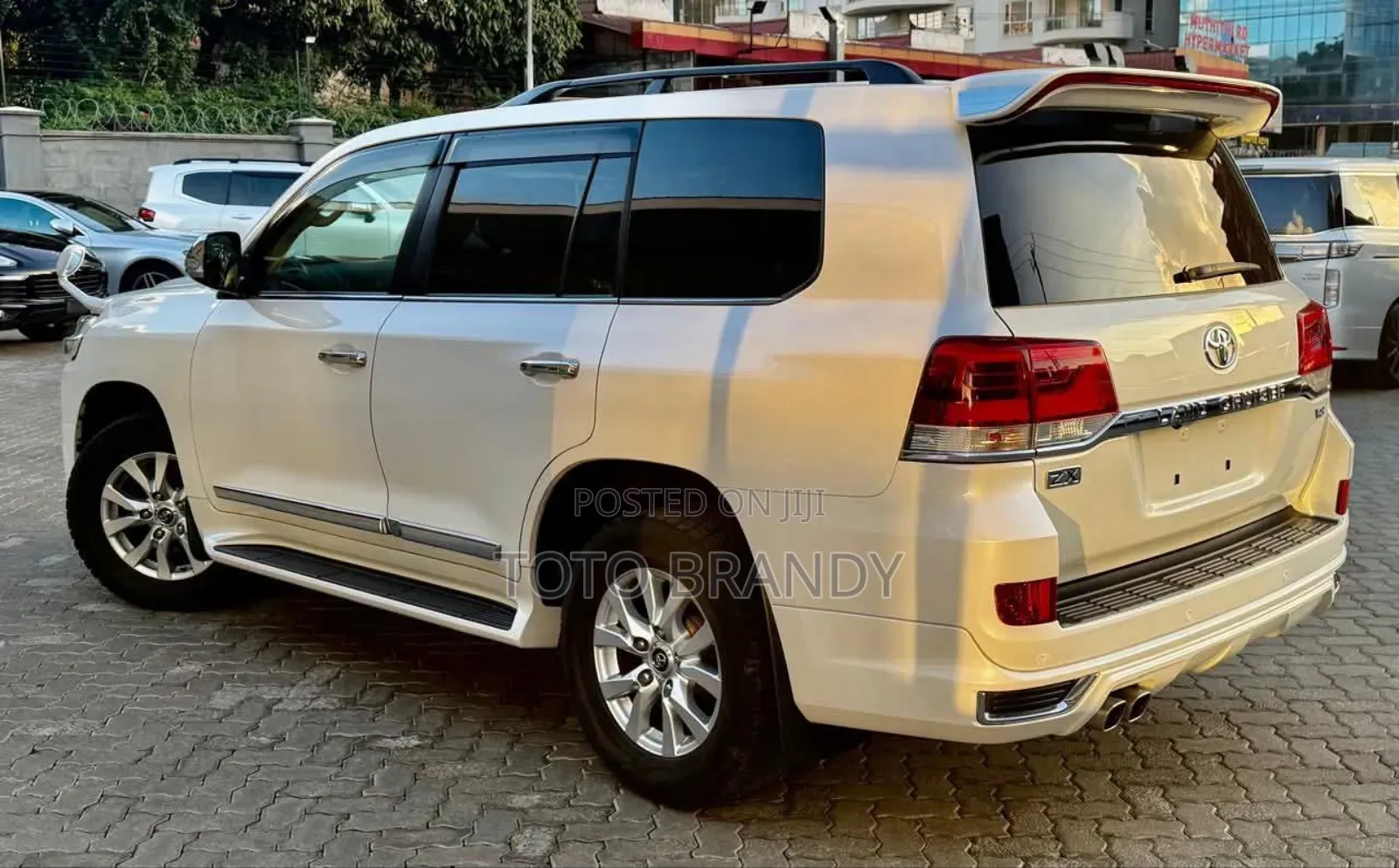 Toyota Land Cruiser 4.6 V8 ZX 2019 White