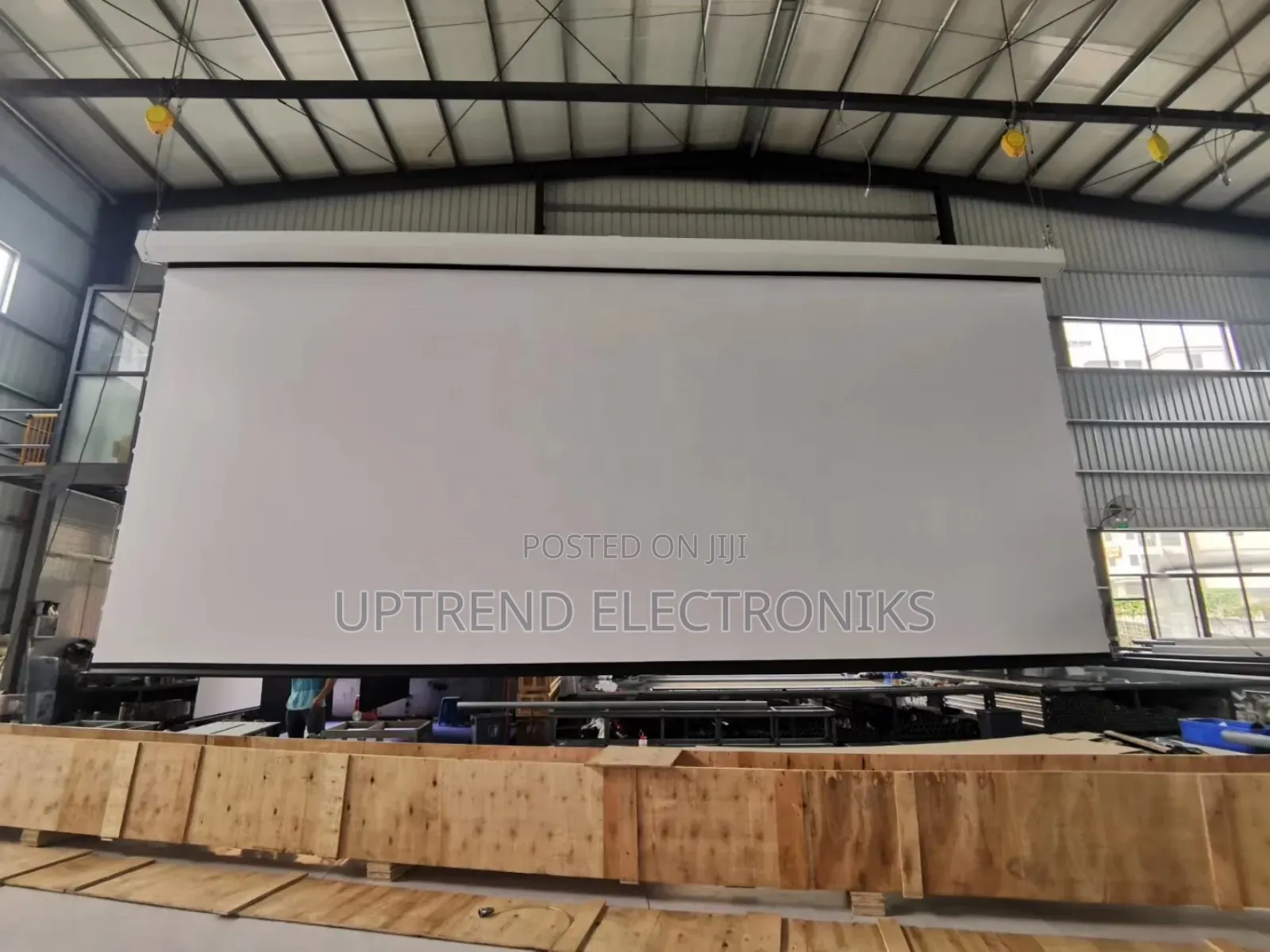300×300 Cm Electric Projector Screen – Motorized, Smooth Effortles