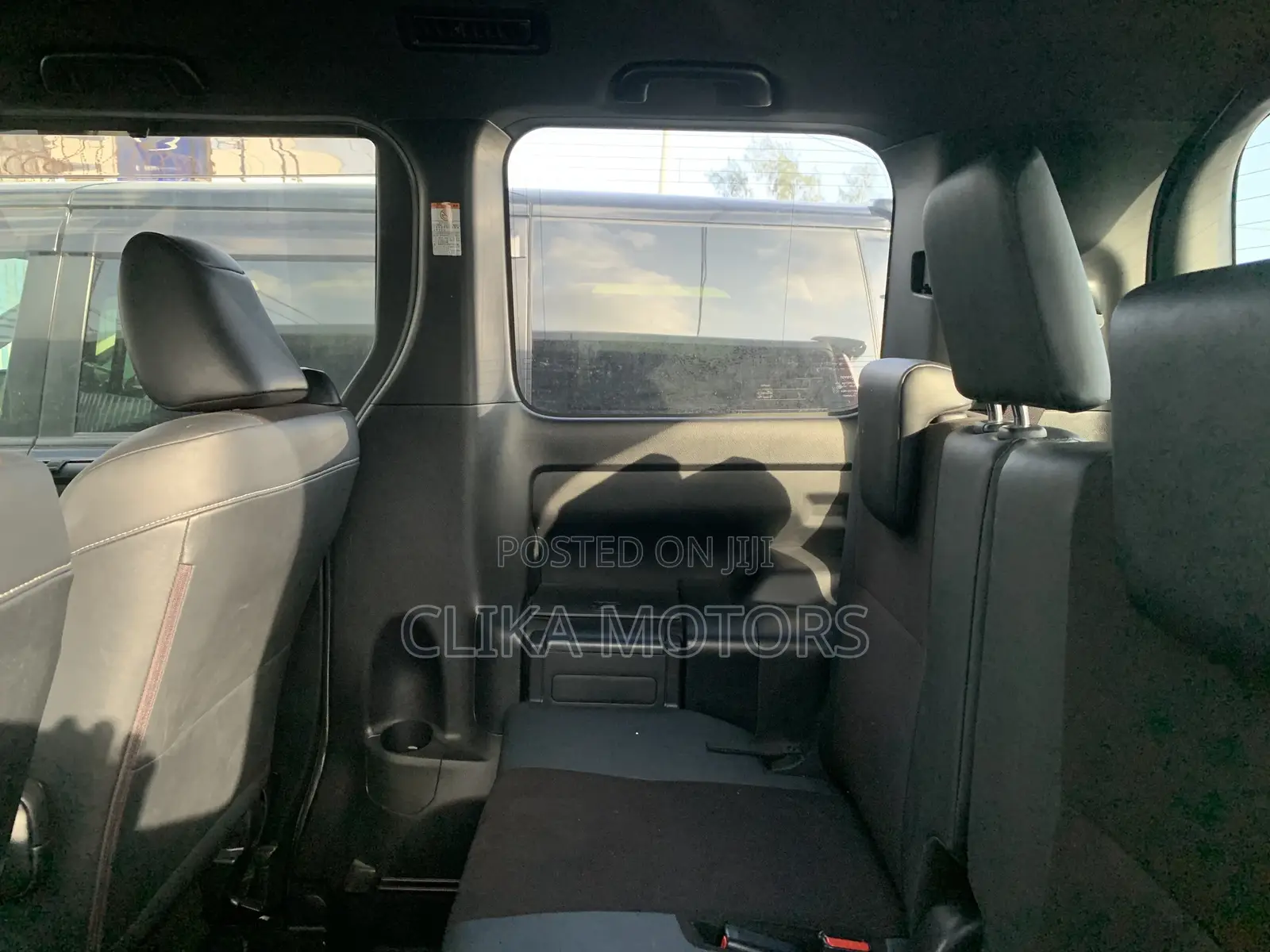 Toyota Noah 1.8 FWD Hybrid (7 seater) 2018 White