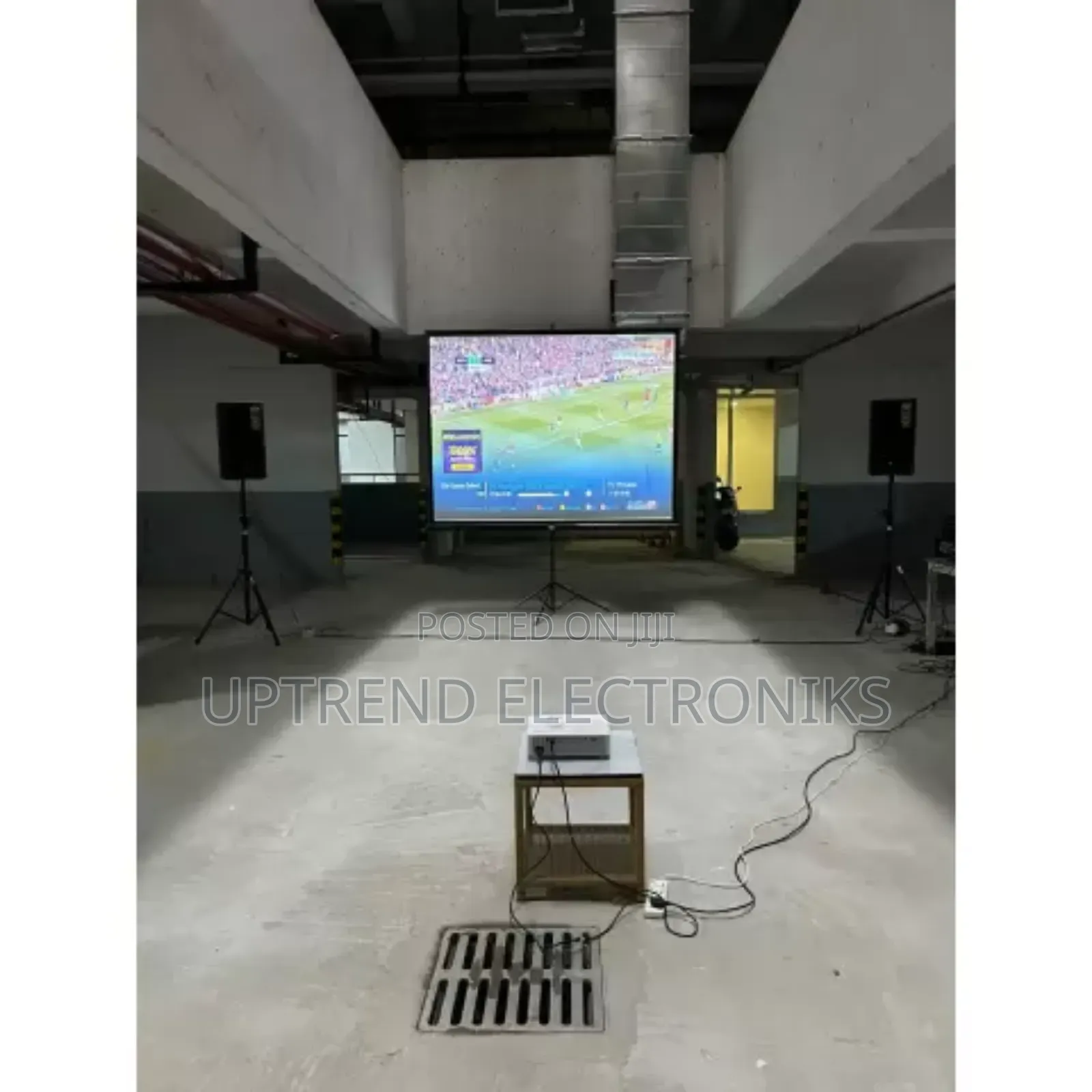 Portable 150×150 Tripod Screen — Simple Setup, Sharp Projection