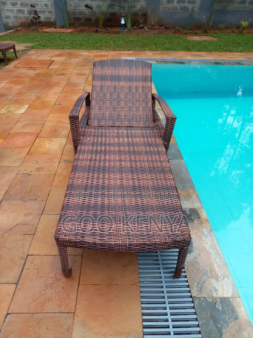 Home Bed; Sleek Rattan Reclining Daybed for Poolside Relaxation