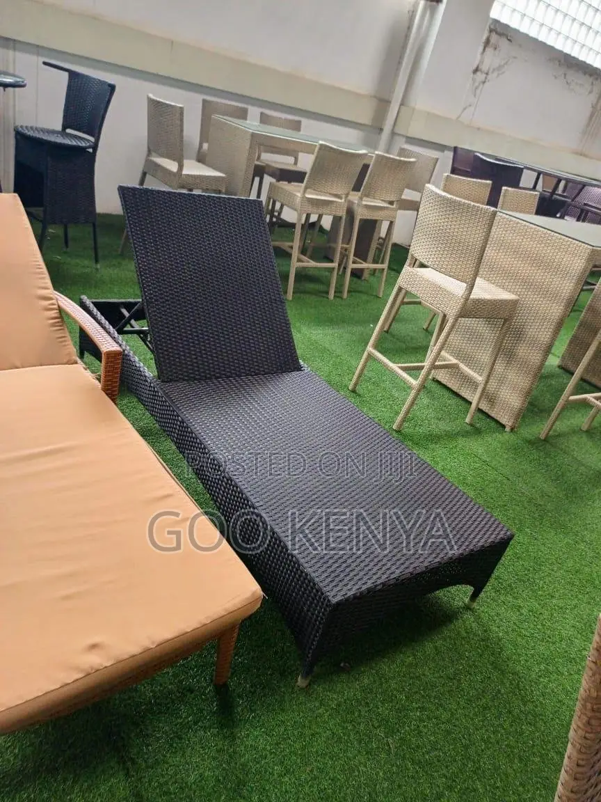 Home Bed; Sleek Rattan Reclining Daybed for Poolside Relaxation
