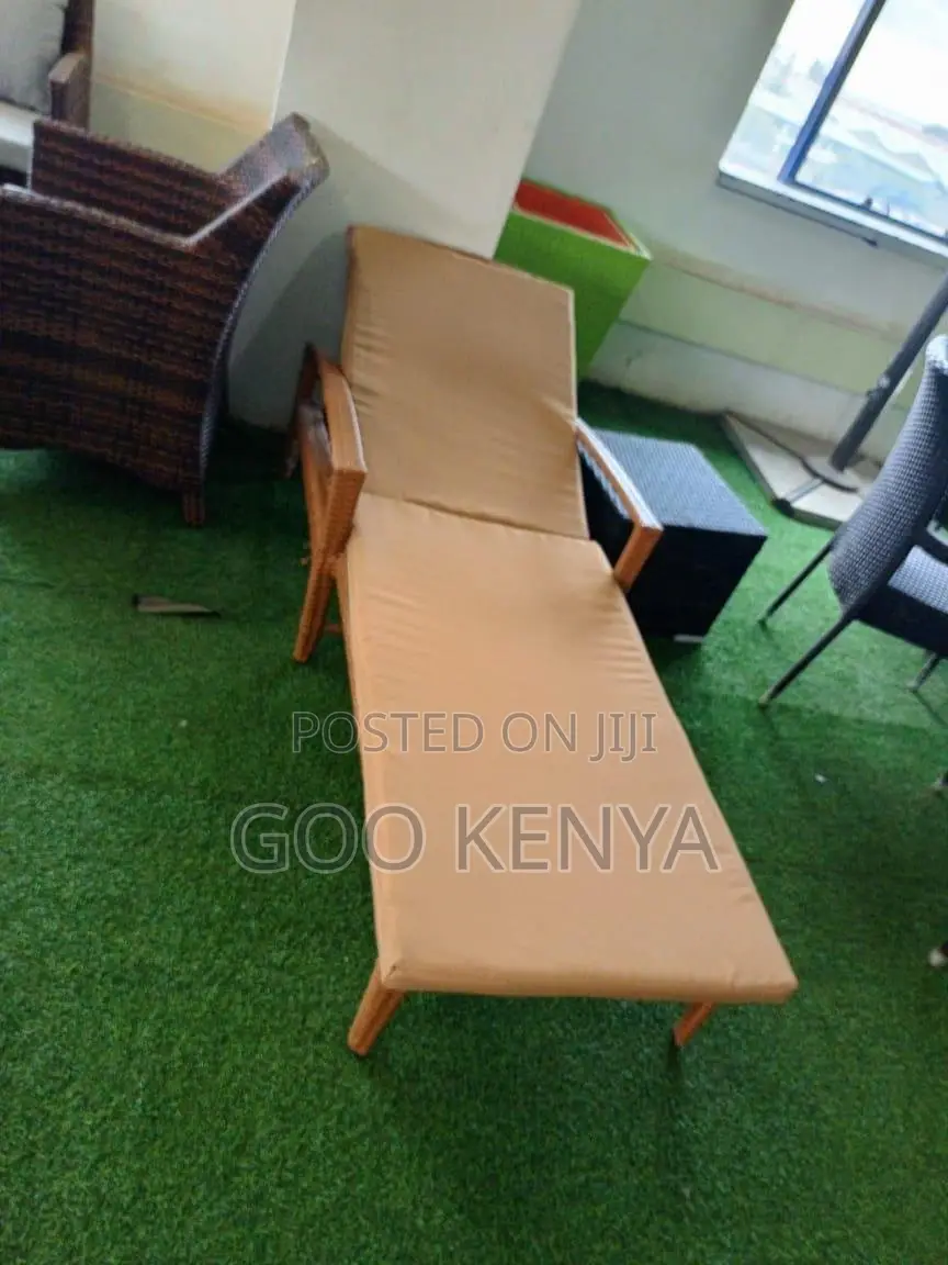 Home Bed; Sleek Rattan Reclining Daybed for Poolside Relaxation