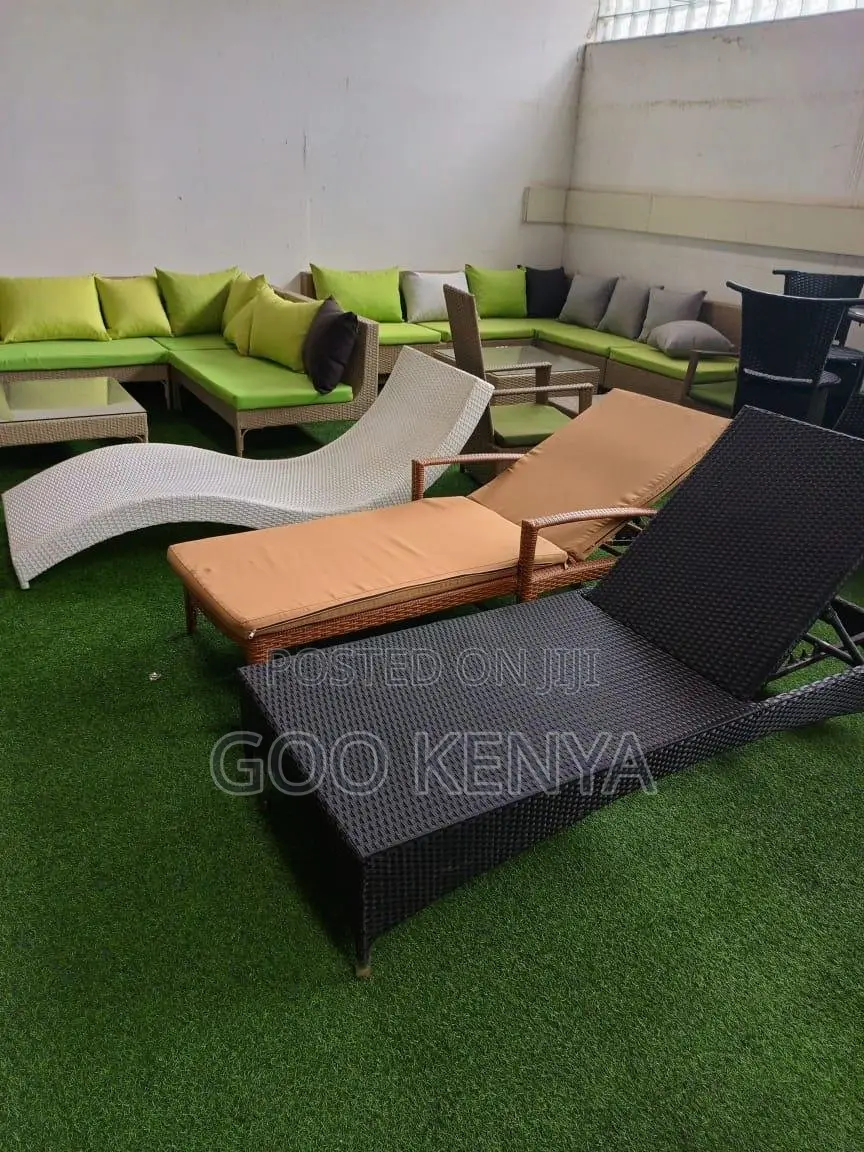 Home Bed; Sleek Rattan Reclining Daybed for Poolside Relaxation