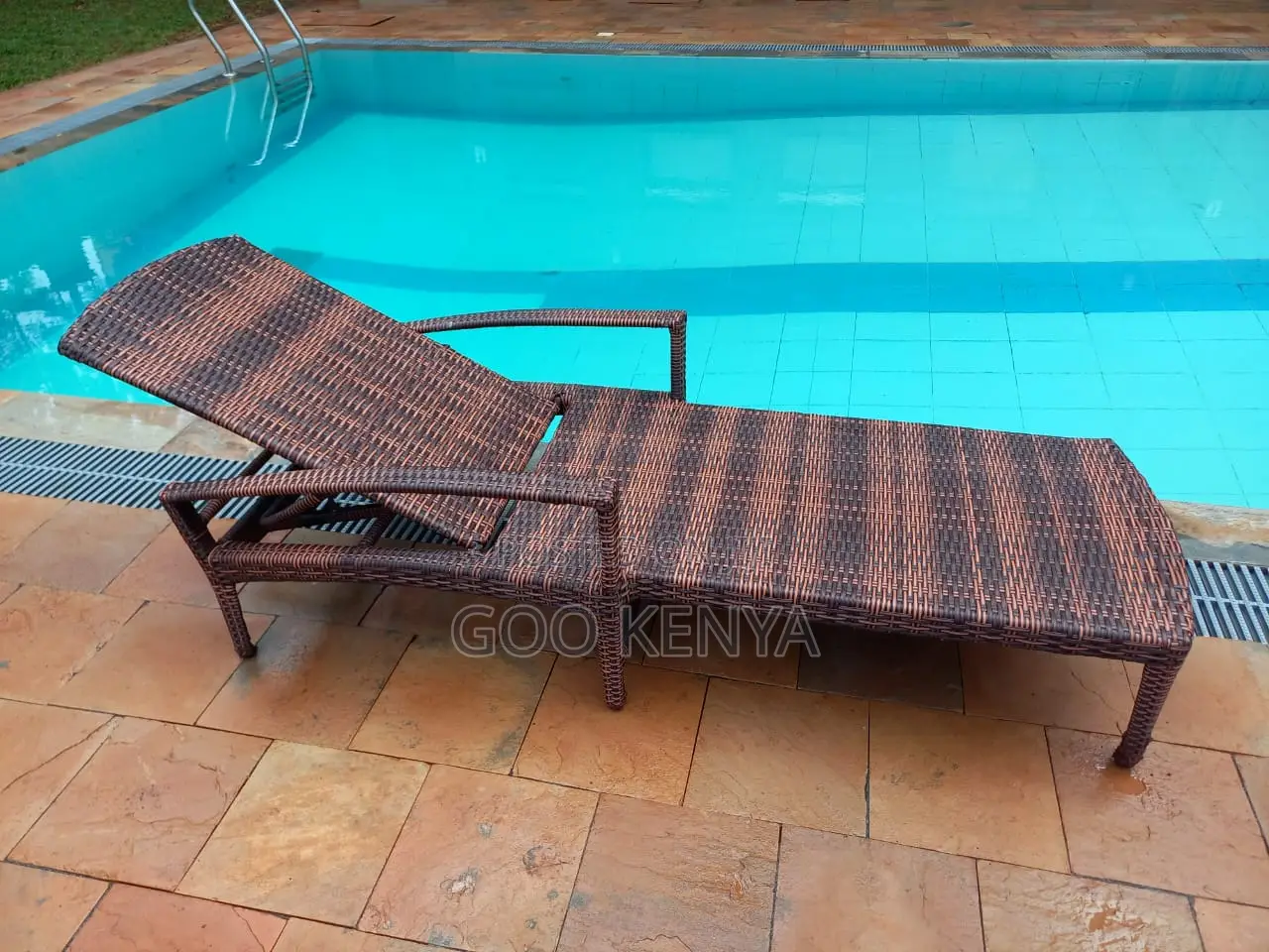 Home Bed; Sleek Rattan Reclining Daybed for Poolside Relaxation