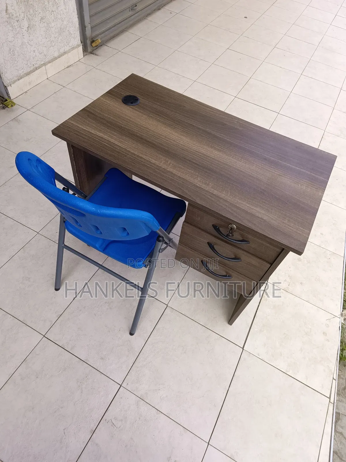 Minimalist Office Desk – Clean Look, Strong Build