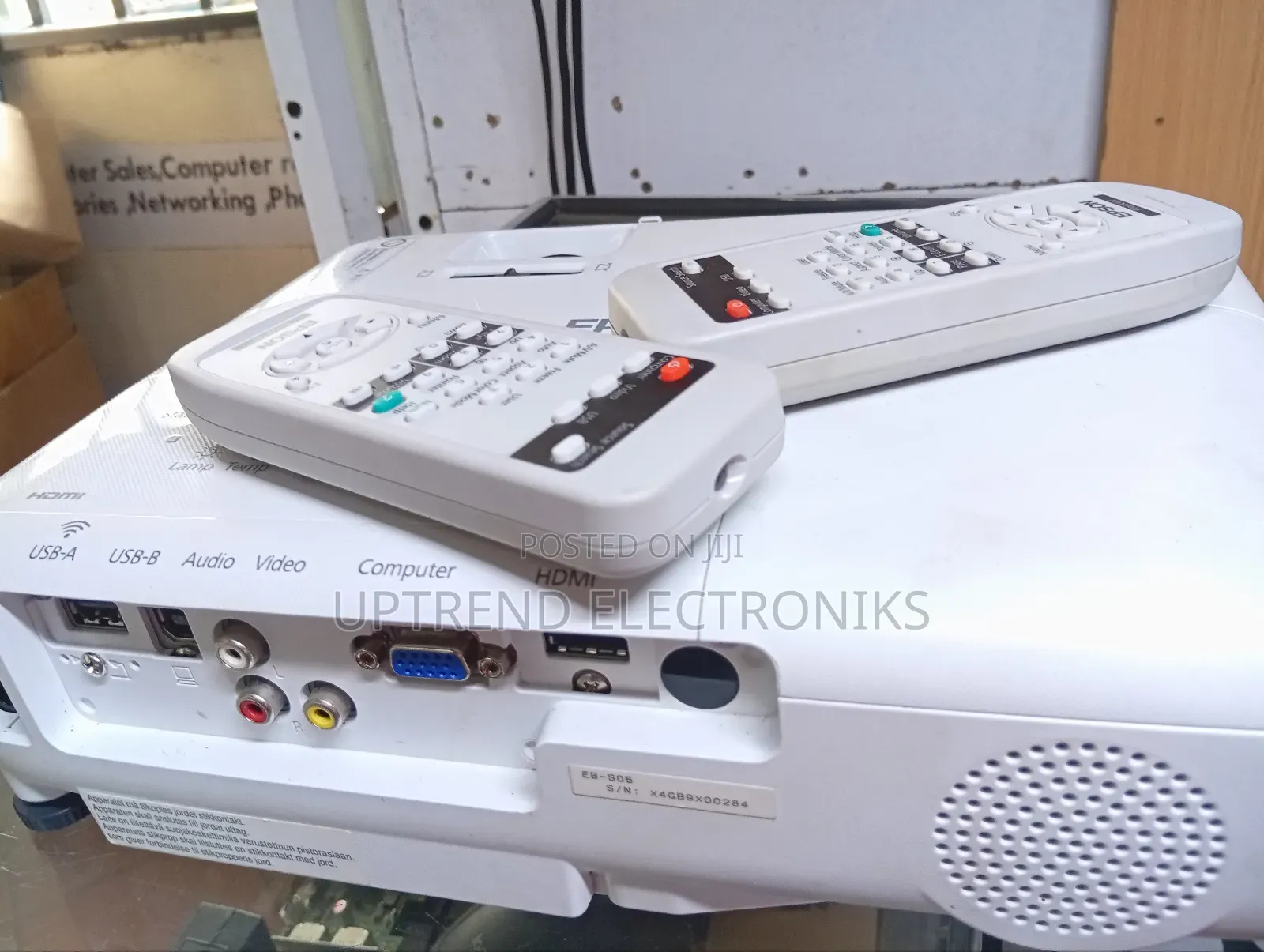 Epson Eb-S05 – Bright, Clear Effortless Projection