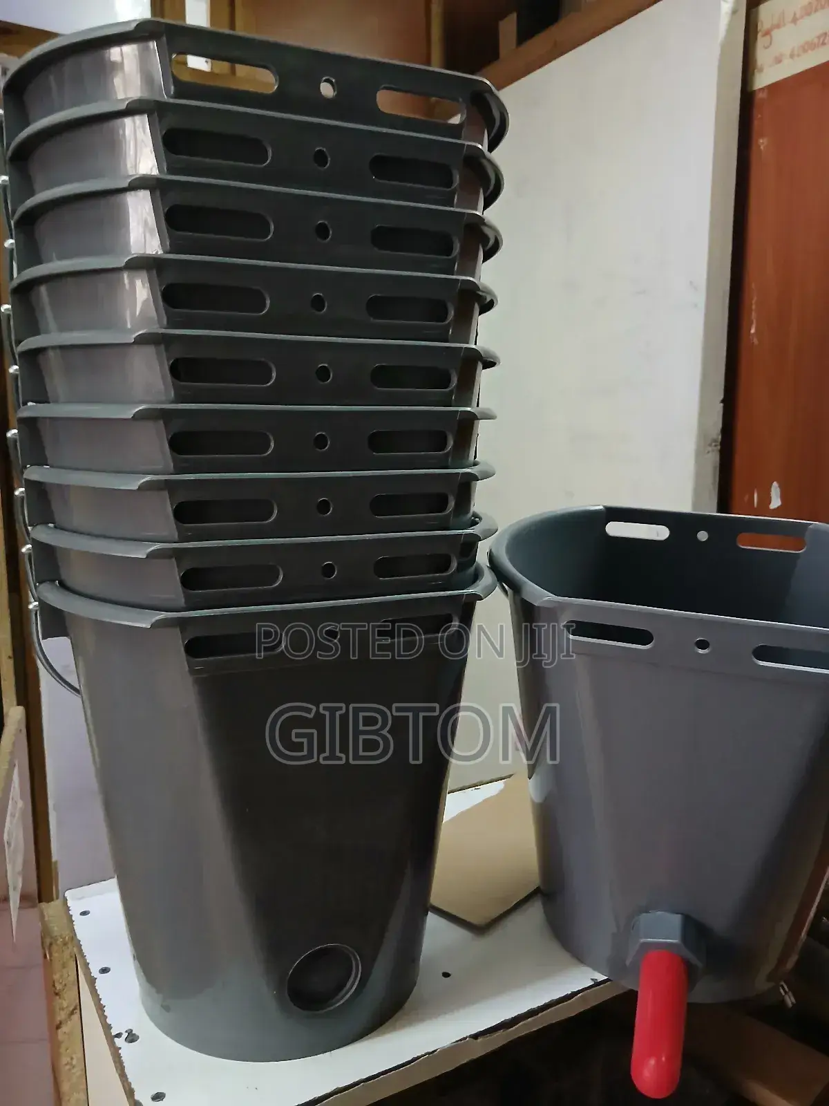 Milk Feeding Bucket for Calf With Teats