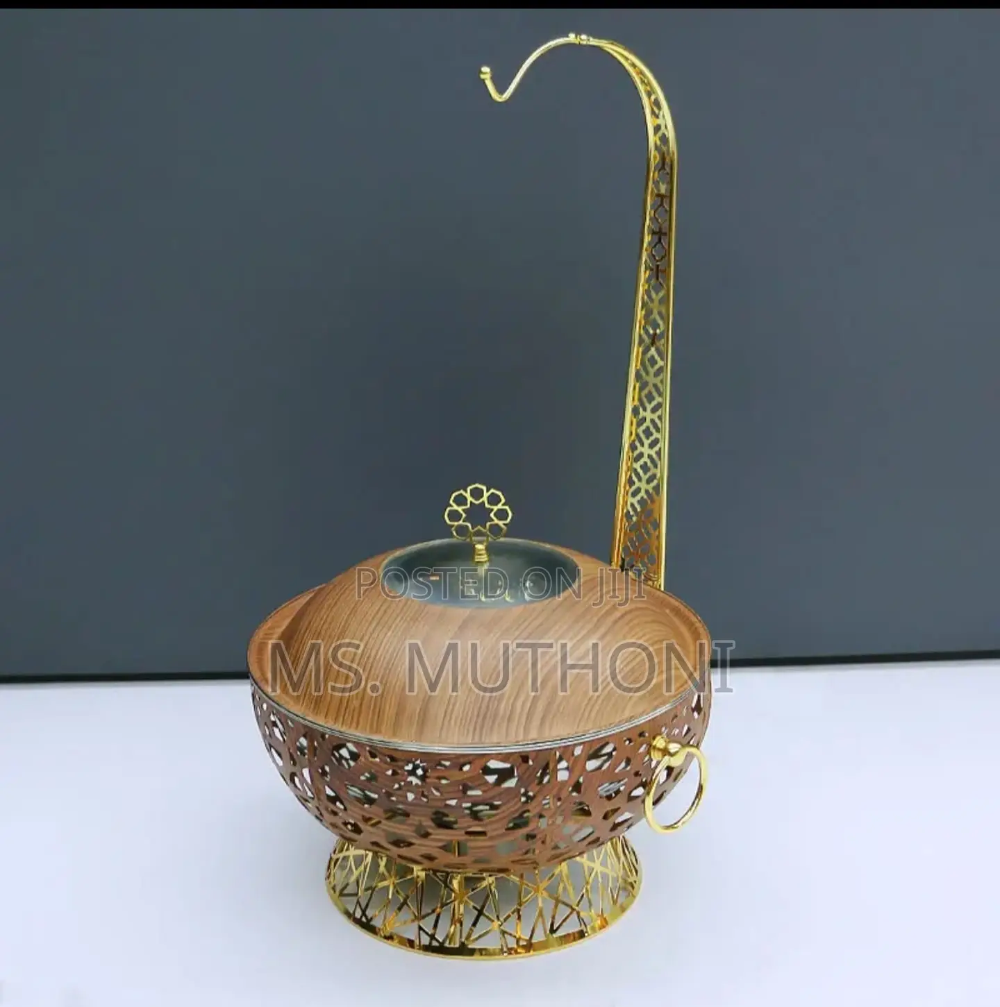 Stainless Steel Chaffing W/ Lid With a Wood-Grain Pattern Handle.