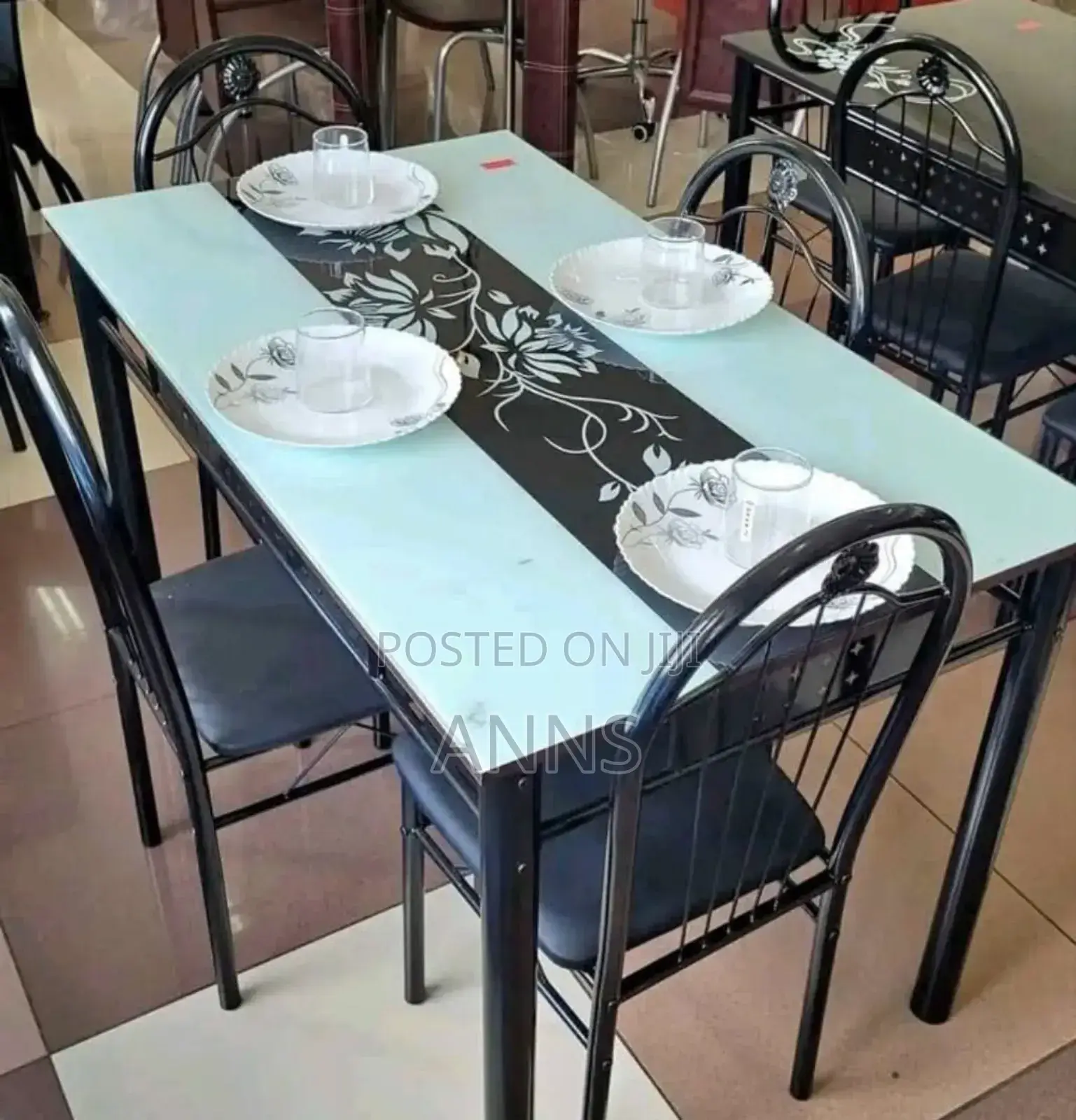 ,4 Seater Dinning Table With Leather Seats
