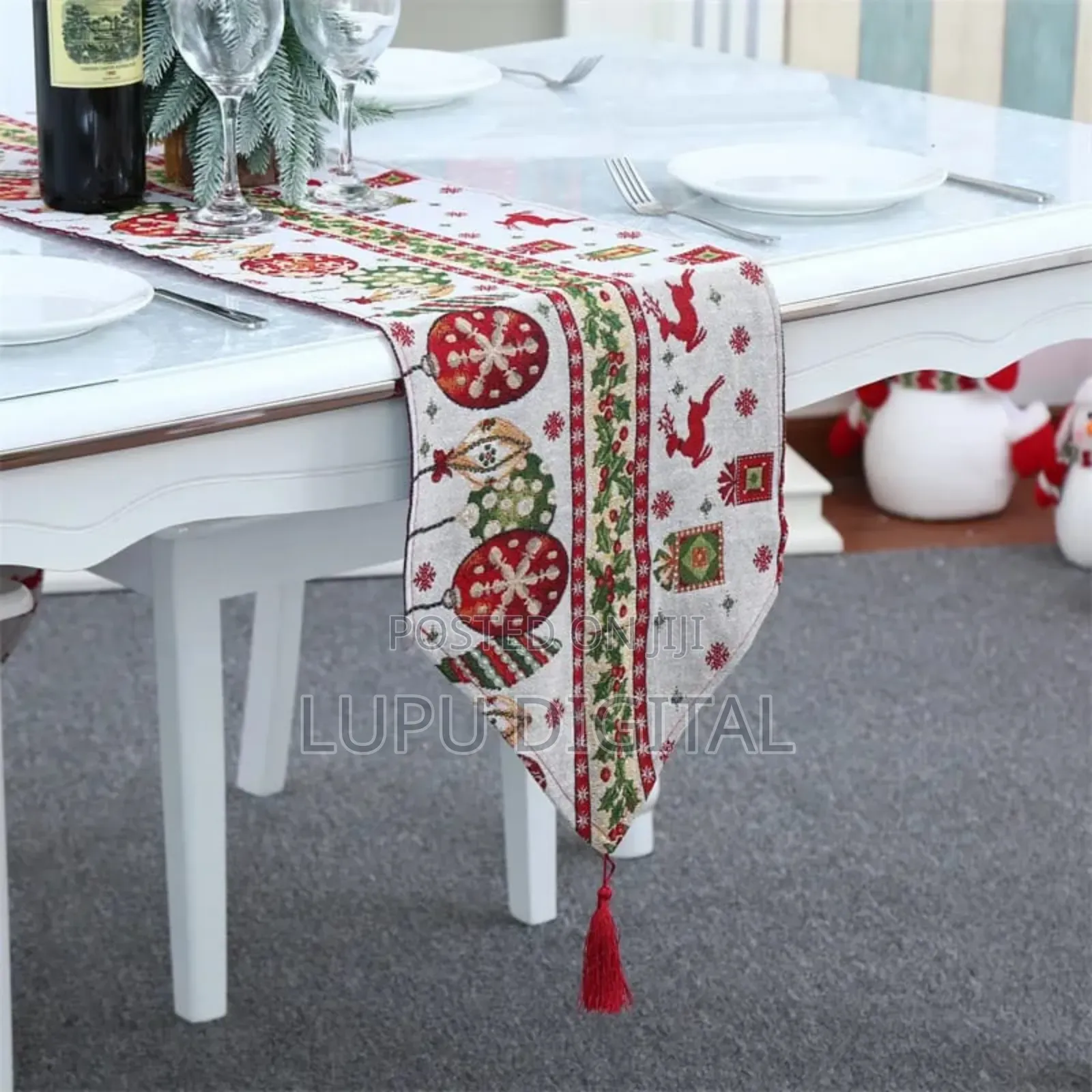 *Elegant Christmas Themed Table Runners With Tassels