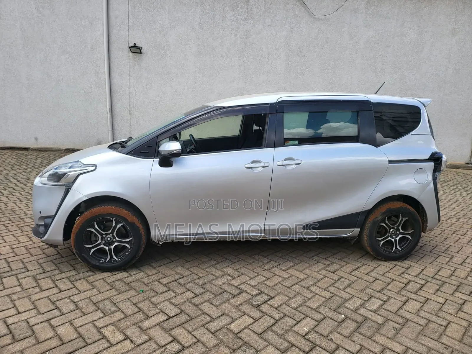 Toyota Sienta 2015 Silver