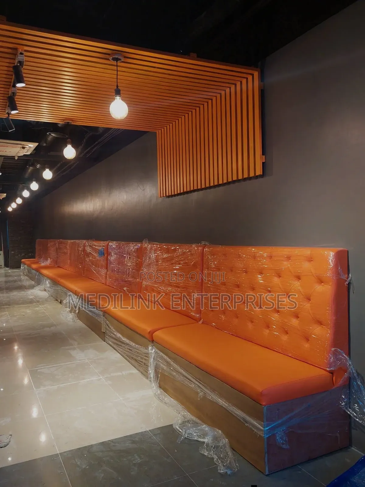 Wooden Upholstered Chester Restaurants Sofa Bench