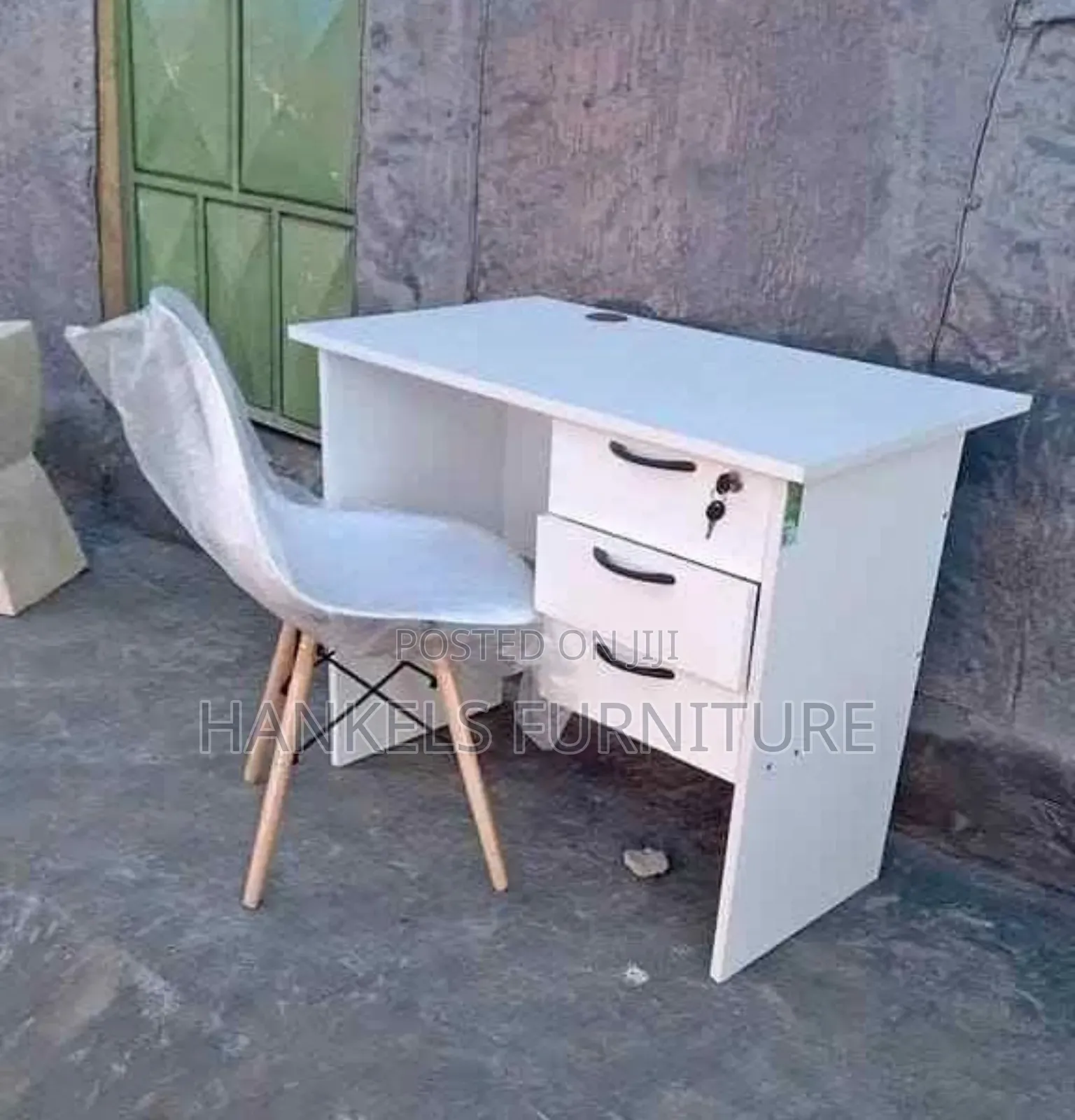 Minimalist Desks to Boost Your Home Office Aesthetic