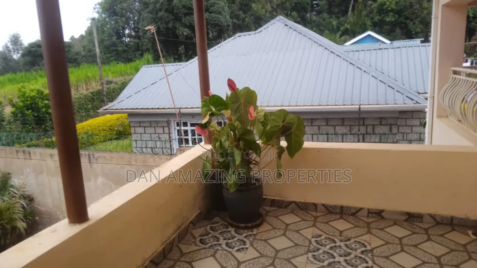 9bdrm Maisonette in Kerarapon Dr On 1/4 for sale