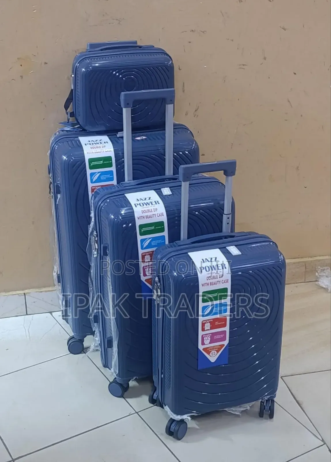 *4 in 1 Luxurious Unbreakable Suitcase*
 *Size 3*