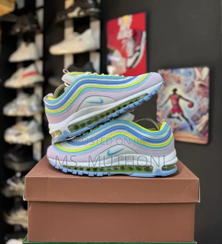 Nike Air Max Sneaker in a Multi-Color Pastel Sizes : 38 to 41