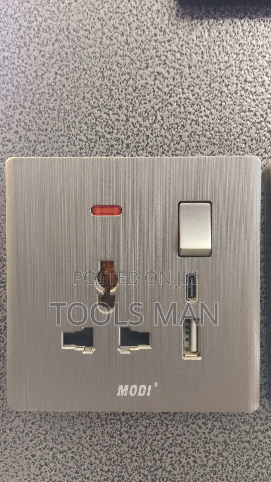 Domus 1 Gang Switched Universal Socket With 2 Usb Ports.