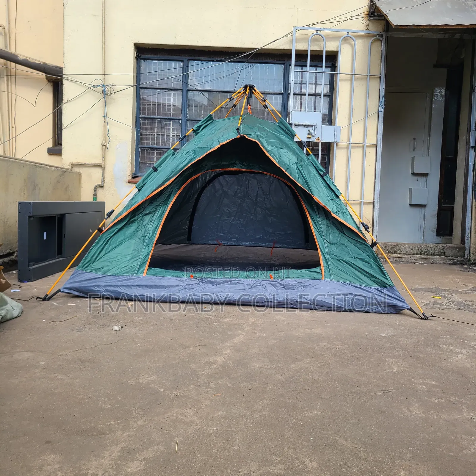 Classic Outdoor Camping Tent. 2-4 People.
