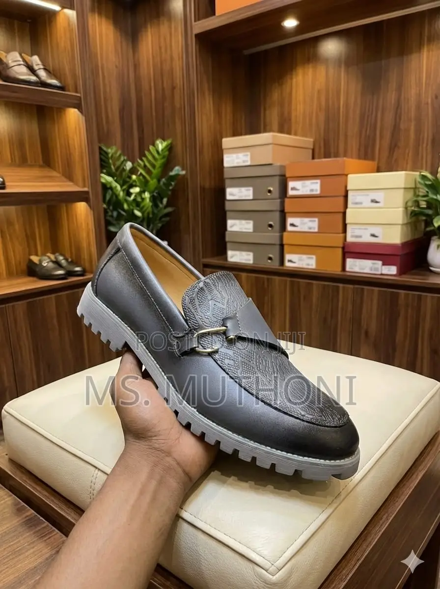 Casual Leather Loafers With a Lug Sole and Gold-Tone Buckle Size 40-45