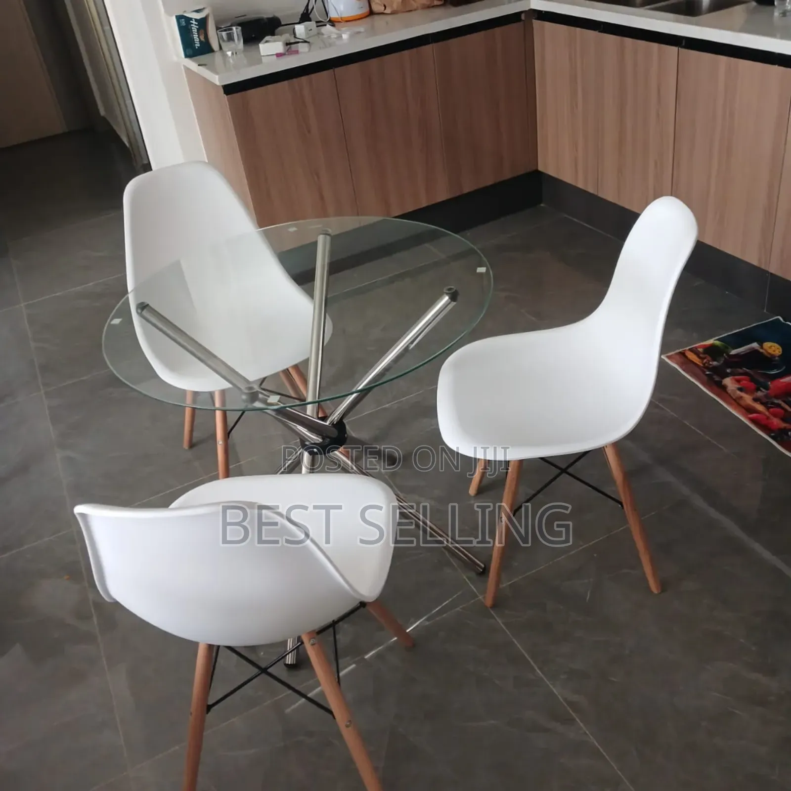 Colorless Top Glass Coffee Table With Eams Chair