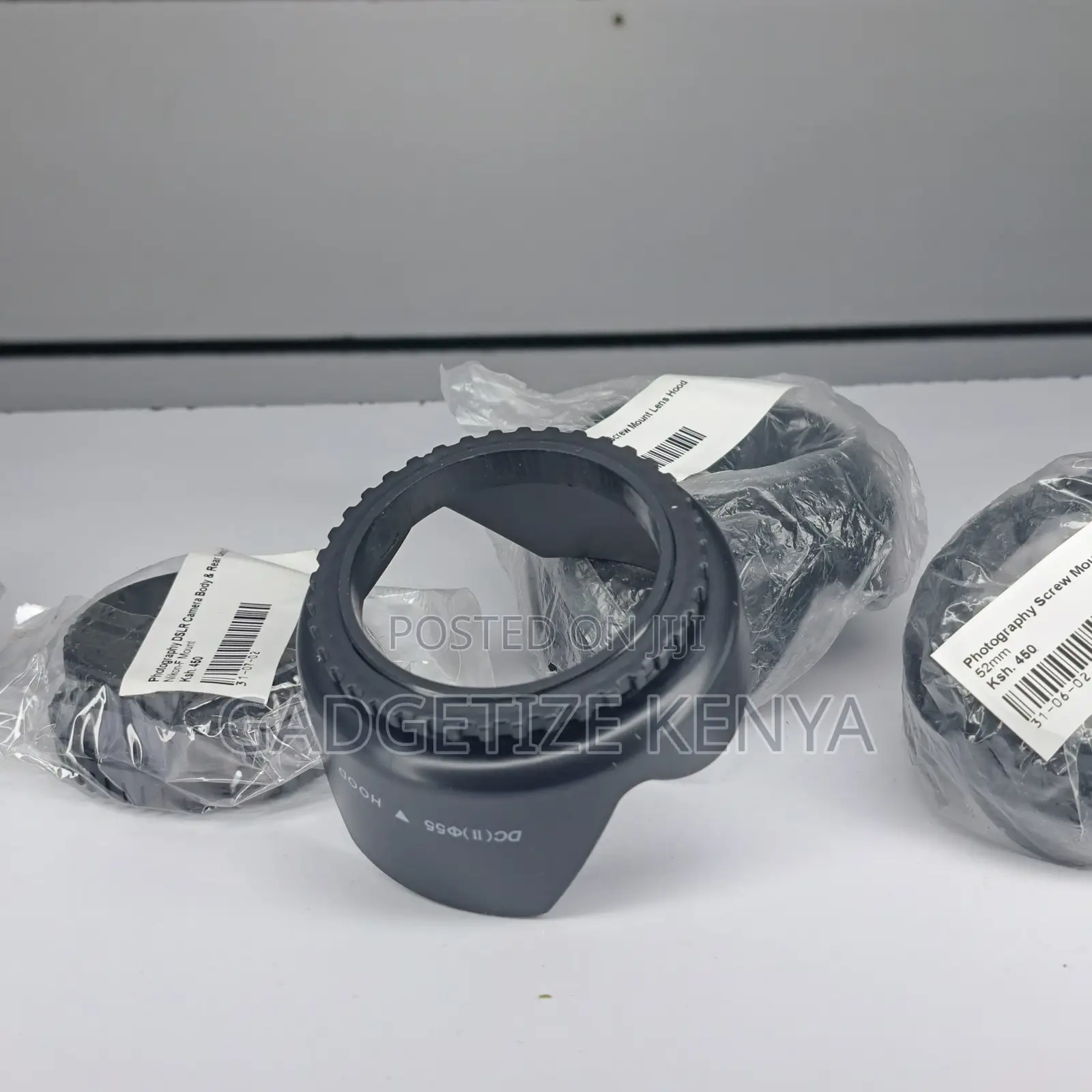 DSLR Screw Mount Lens Hood (Tulip; Petal or Flower Reversible)
