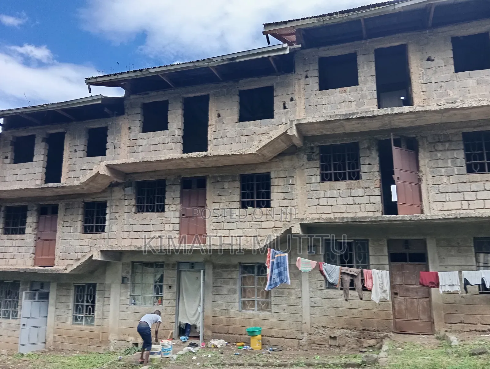 A Prime Building on a 1/4 Acre Near the Tarmac Road.