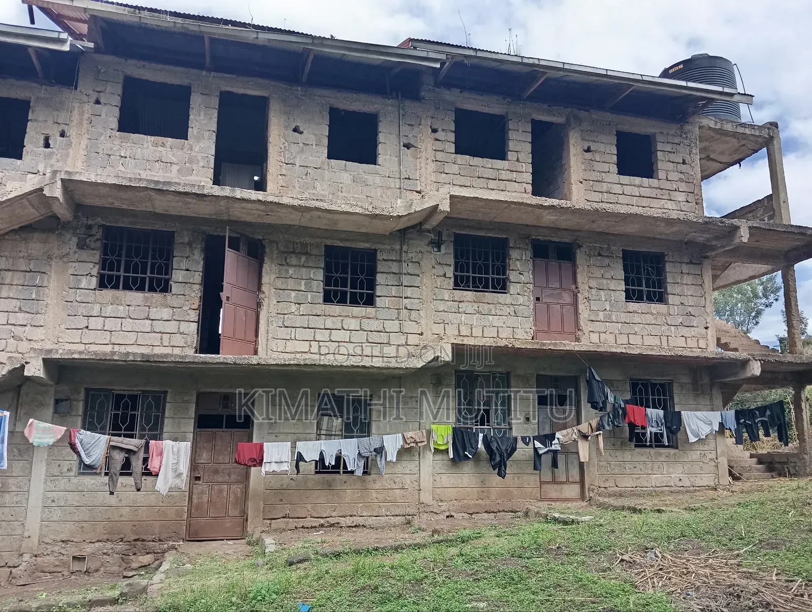 A Prime Building on a 1/4 Acre Near the Tarmac Road.
