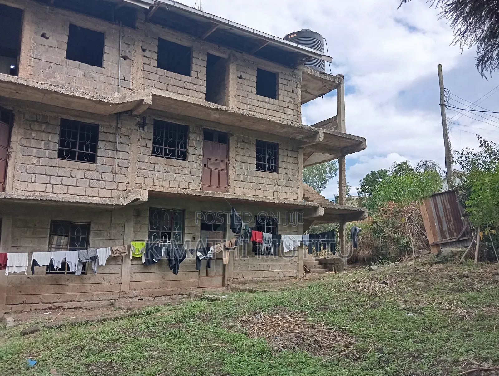 A Prime Building on a 1/4 Acre Near the Tarmac Road.