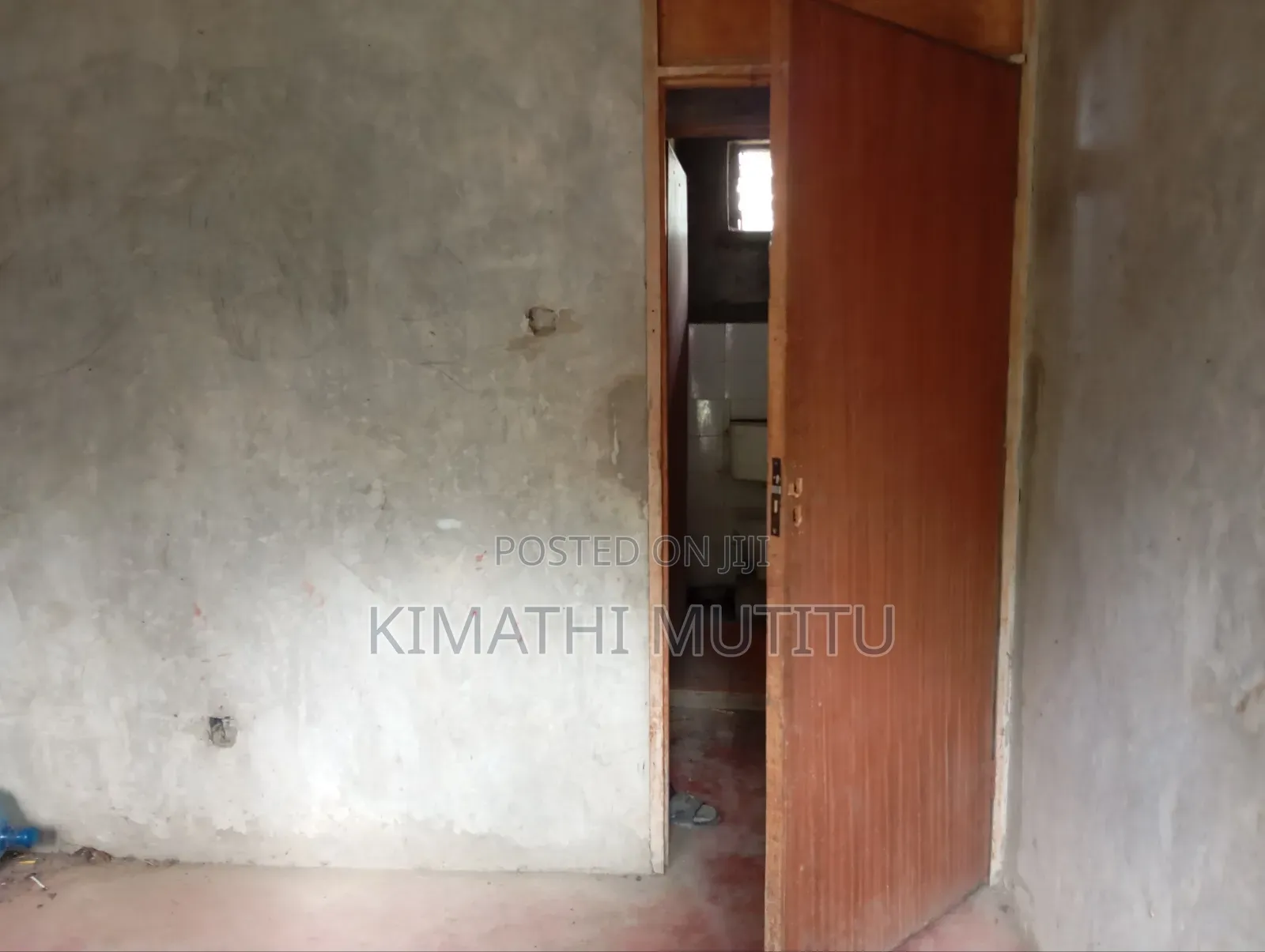 A Prime Building on a 1/4 Acre Near the Tarmac Road.